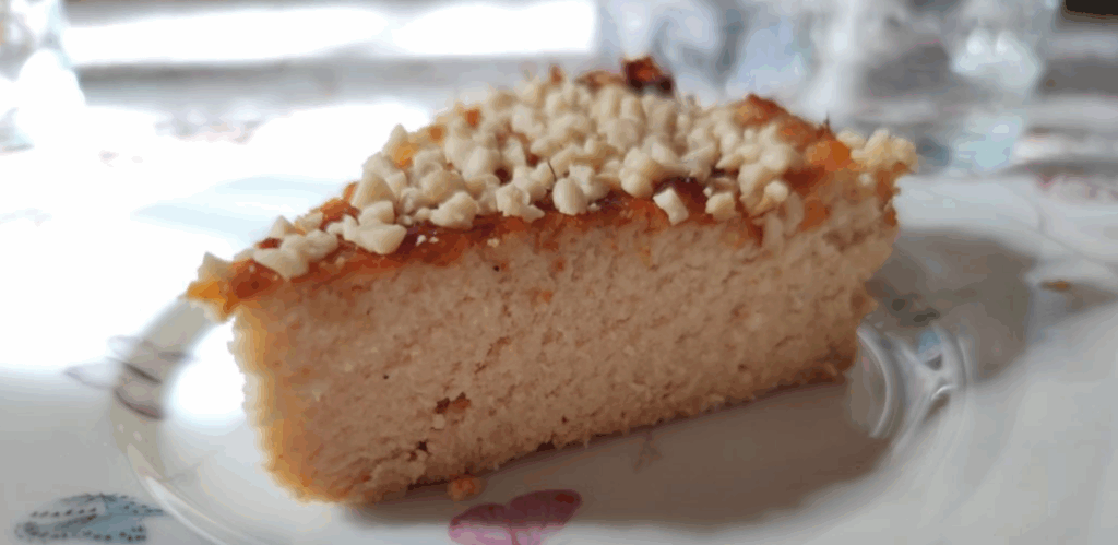 Migliaccio napolitano keto recién horneado, con textura cremosa y corte dorado, aromatizado con cítricos y vainilla, servido como postre ligero y sin azúcar.