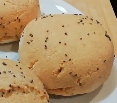 Pan keto casero recién horneado, con corteza dorada y semillas en la superficie, textura esponjosa y ligera, ideal para acompañar recetas cetogénicas