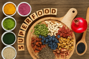 Los superalimentos han ganado fama como aliados de la salud, pero no deben reemplazar una dieta completa. Descubre cuáles son, qué beneficios reales ofrecen