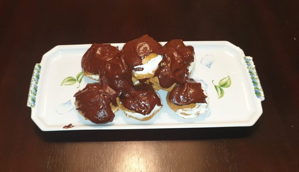 Aprenda a preparar unos irresistibles profiteroles keto y sin gluten, con masa ligera de harina de almendras y relleno cremoso de nata. Ideales para disfrutar sin romper la dieta cetogénica.